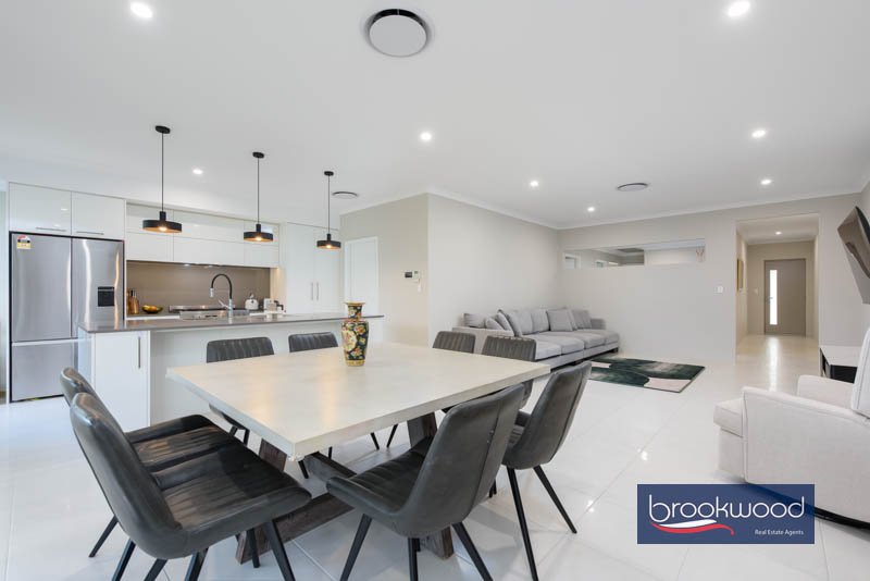 15 Emerald Street, photo 3
