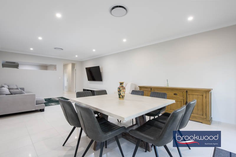 15 Emerald Street, photo 9