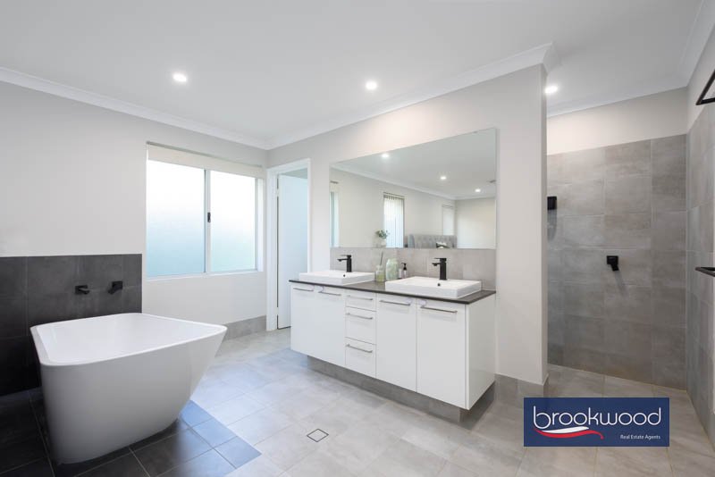 15 Emerald Street, photo 13