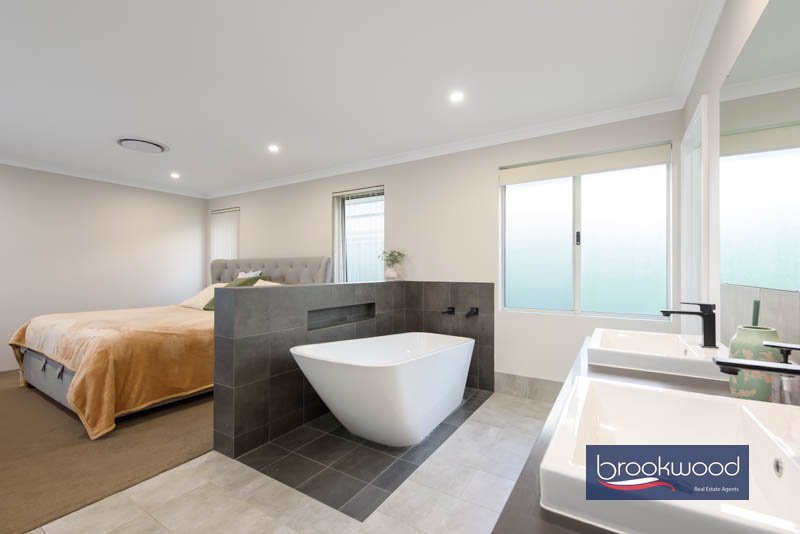 15 Emerald Street, photo 14